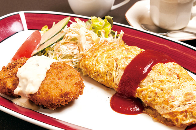 レストラン サム カニコロッケとオムライス（スープ・ドリンク付） 1300円 昔懐かしい味のオムライスにはファンが多い。