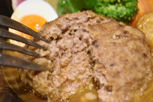 ボリューミーでジューシーな「おくしバーグ」