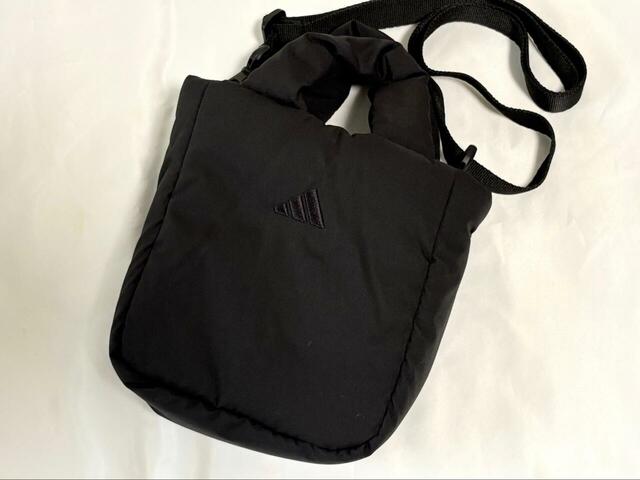 【adidas マストハブ パフィー スモール バッグ】容量は約3.9L。カラーはブラックとメタルグレーがあります