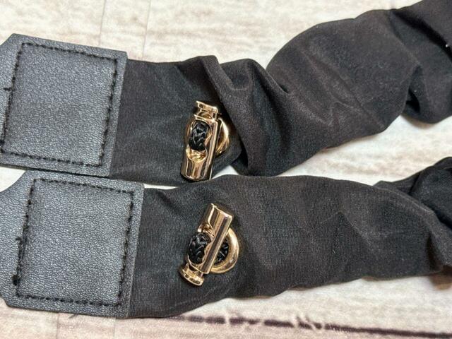 ショルダーストラップの長さはドロストで調整可能