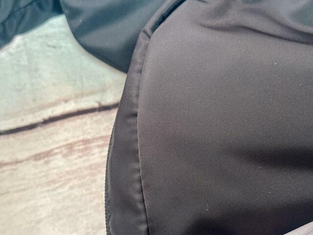 素材はナイロン。シャカシャカした手触りの生地