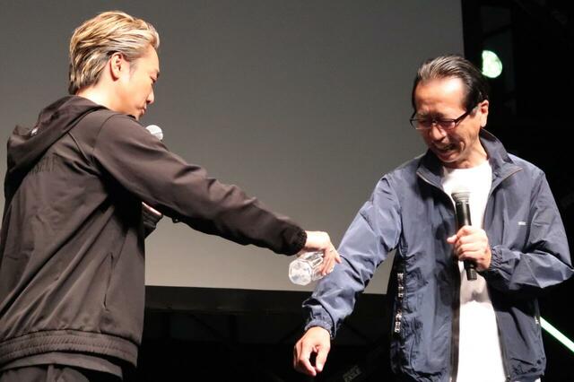 【EXILE×WORKMAN】撥水性を試すため、ワークマン土屋専務の腕に水をかけるTAKAHIROさん