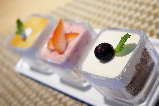 デザート3種盛り（864円）　手前からレアチーズケーキ、ミックスベリームース、アールグレイのケーキ