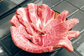黒毛和牛一頭買い専門店 わしの肉（心斎橋）　金ミックス（2500円/270g） 黒毛和牛の希少部位他が日替わりで楽しめる。写真はミスジ、リブロース、ヘレ。鮮度抜群！ 