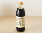 吉野杉樽 天然醸造醤油（フンドーキン）／名前のとおり、吉野杉で作った樽に、厳選された国産大豆、国産小麦、天日塩を仕込み、自然の温度でじっくり発酵させる。まろやかなうま味がある。