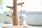 【ミッフィー ドールスマートフォンスタンド】アクセサリーをかけることも出来ます