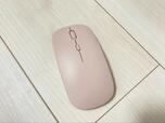 【3COINS リチャージャブルワイヤレスマウス】カラーはピンク、ベージュ、パープルの3色展開。落ち着いたパステルカラーがかわいい