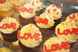 モナーク カップケーキ／LOVEとトッピングされたカップケーキ