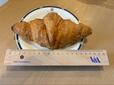 【コストコ バタークロワッサン】定規を当ててみると、約18cm!改めてコストコサイズのスケール感を実感しました♪