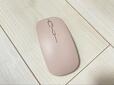 【3COINS リチャージャブルワイヤレスマウス】カラーはピンク、ベージュ、パープルの3色展開。落ち着いたパステルカラーがかわいい