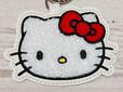 もこもことした立体感のあるサガラ刺しゅうが、キティちゃんの雰囲気にぴったり！