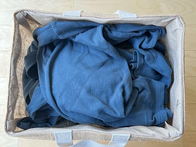 【3COINS　ジュートスリムランドリー収納】シャツやブランケット、トレーナーやズボンなどを含めて7点入りました