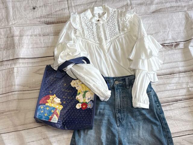 ホワイトのアイテムと合わせるとバッグが映えておすすめ