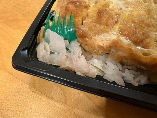 【ロピア ロースかつ丼】器の端には、紅生姜と葉の飾りも添えられていました◎