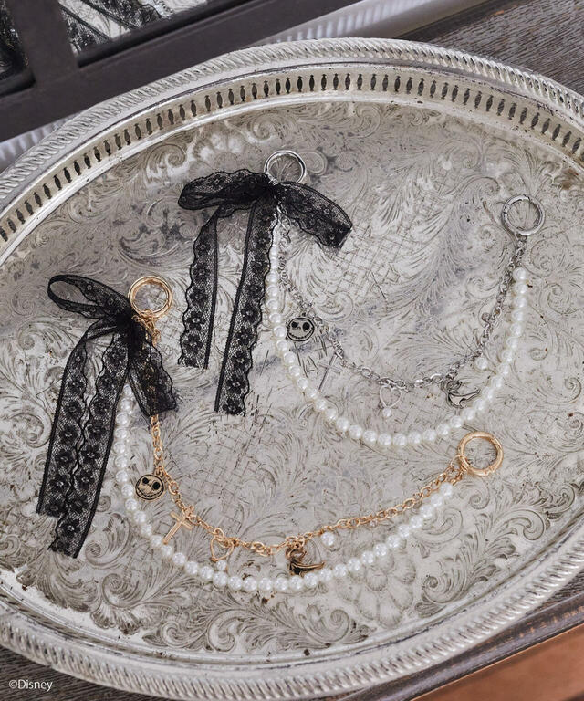 レースリボン付チャーム​​​ 2,499円｜earth music&ecology ディズニーコレクション『ナイトメアー・ビフォア・クリスマス』