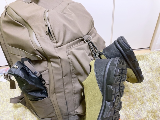 【ワークマン ジョイントバックパックFE】汚れものも、外側に引っ掛ければ内部を汚しません