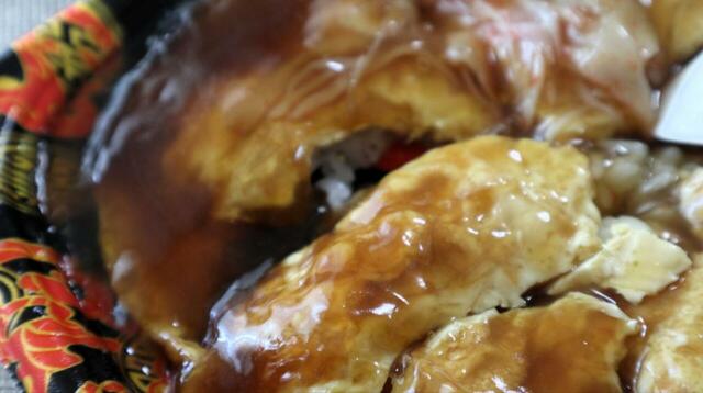 【トライアル  餡たっぷり天津飯】レンゲで卵を切り崩すと割った瞬間にあんが流れ込んでくるのがすごい！気づけば完食していました