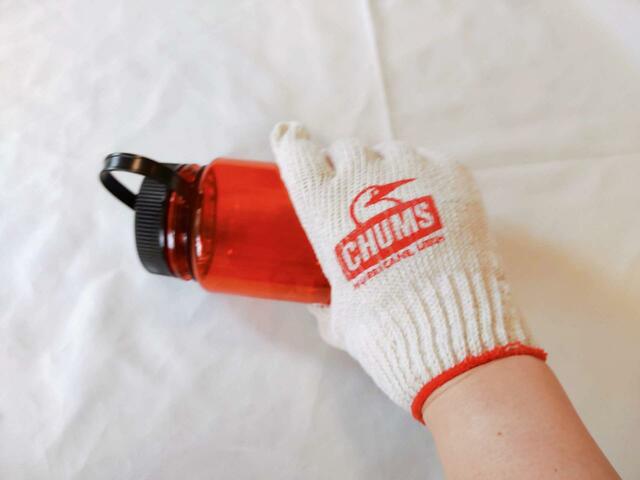 ボトルを掴んだら、実際どんな感じ？『MonoMax（モノマックス）』2023年7月号の付録「チャムスの防災5点セット」価格：1350円（税込）