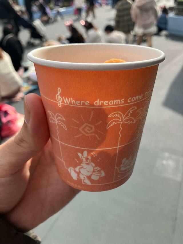 このくらいのサイズの紙コップに入って提供されます。かわいいデザイン。【春ディズニー「格安&激かわグルメ」】