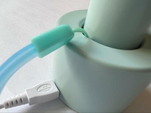 【Francfranc フレ ハンディファン】ストラップをつけたままでも充電可能