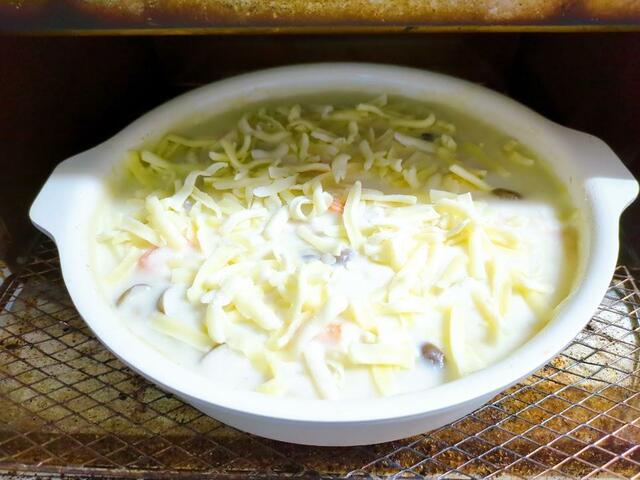 【アイリスオーヤマ お皿になるフライパン6点セット】チーズを乗せて、オーブントースターで焼き色をつけます