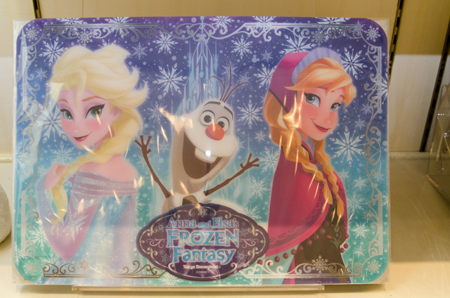 東京ディズニーランド(TDL)「アナとエルサのフローズンファンタジー」期間中に購入できる、映画『アナと雪の女王』関連グッズ ©Disney