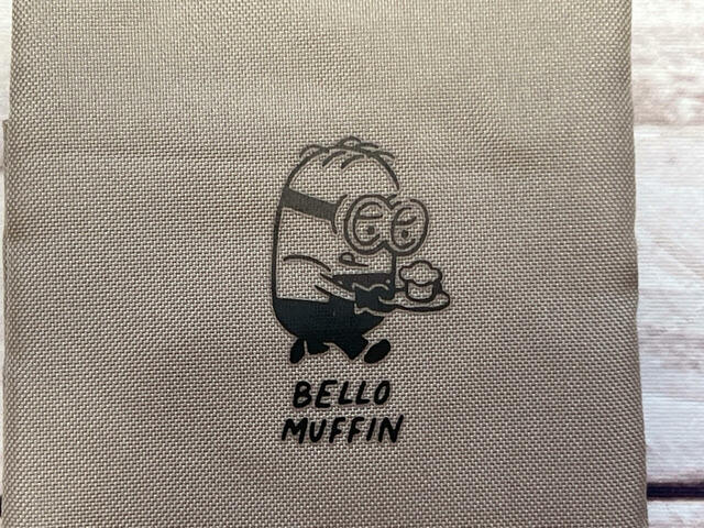 フロントにマフィンを運ぶデイブのイラスト入り