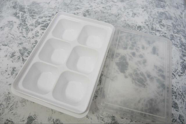 【セリア お弁当作り置き冷凍トレー】お弁当のおかずカップを入れられる