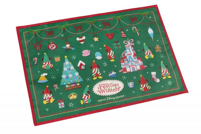 スーベニアランチョンマット 対象メニューにプラス800円|「ディズニー・クリスマス」スペシャルメニュー|東京ディズニーリゾート40周年“ドリームゴーラウンド”|販売店舗:東京ディズニーランド「グランマ・サラのキッチン」、東京ディズニーシー「カフェ・ポルトフィーノ」|販売期間:2023年11月1日(水)〜12月25日(月)