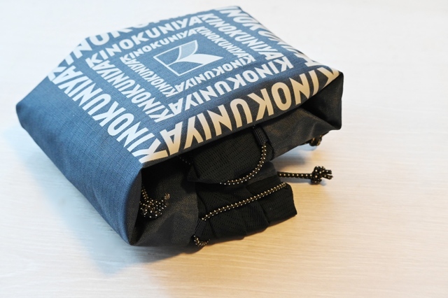 【「MonoMax 2026年5月号」（宝島社）】やわらかいので折りたたみが可能。旅行のときには荷物に忍ばせていけば、お土産が増えたときなどにも役立ちそうです