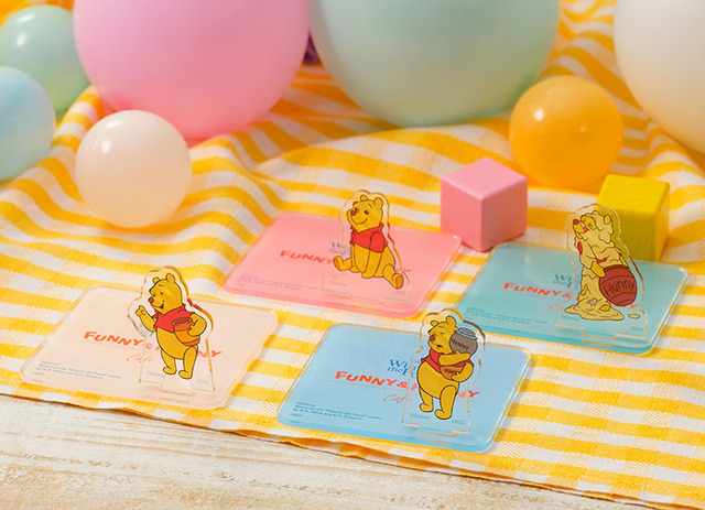 アクリルスタンドコースター 990円|「くまのプーさん」FUNNY & HUNNY OH MY CAFE