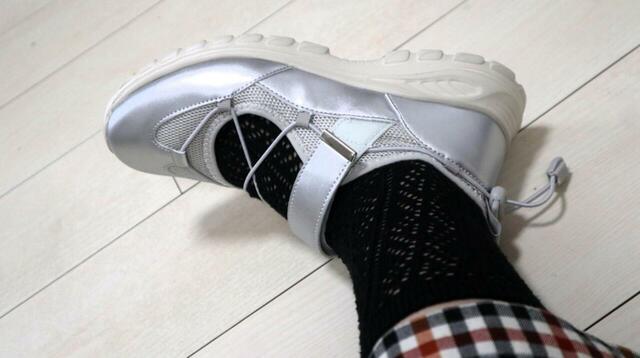 【GLOBAL WORK エアかるクッションコードスニーカー】フェミニンなクロシェ編みやレースの靴下もよく合います！