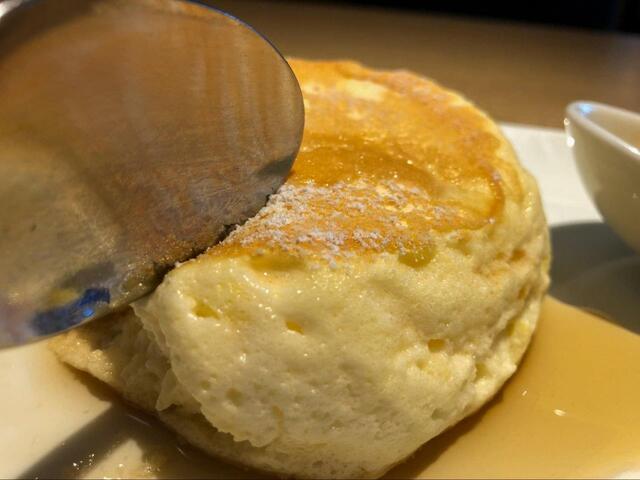【むさしの森珈琲　フルーツMIXパンケーキ】ふわふわすぎるのでナイフとフォークよりスプーンで食べた方が良さそうです