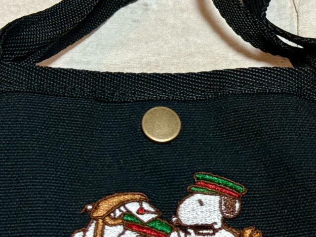 口にはアンティークゴールドのスナップボタン付き