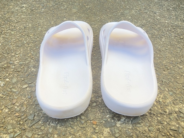 【ワークマン ファインドスライダーサンダル】ホワイトのLサイズを購入。家族と兼用でも問題なく履けます