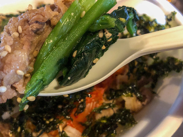 【すき家　おんたま黒ビビンバ牛丼】美味しい野菜をたっぷり摂れるのが嬉しいですね