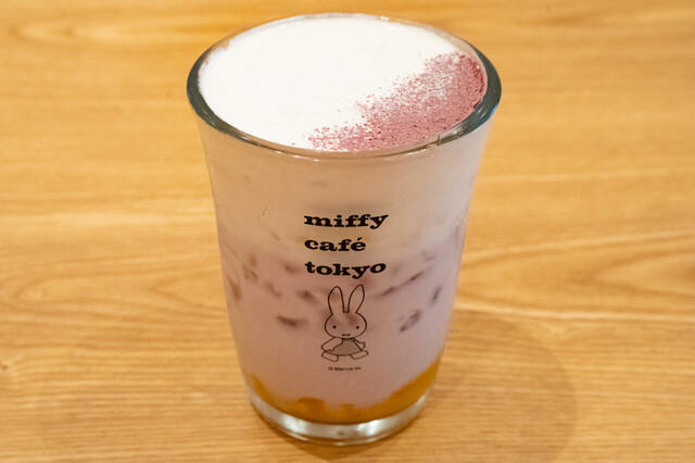 ミッフィーの紫いもとかぼちゃのラテ 990円