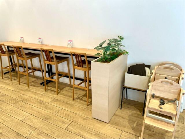 【シャトレーゼ船橋三咲店 スイーツバイキング】カウンター席やキッズチェアも用意されていますよ