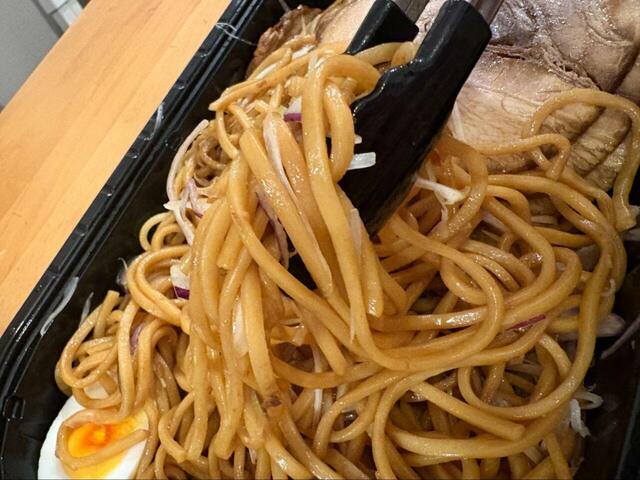 【コストコ チャーシュー油そば】濃いめのたれが絡んだ太麺とジューシーなチャーシューが楽しめる一品です◎