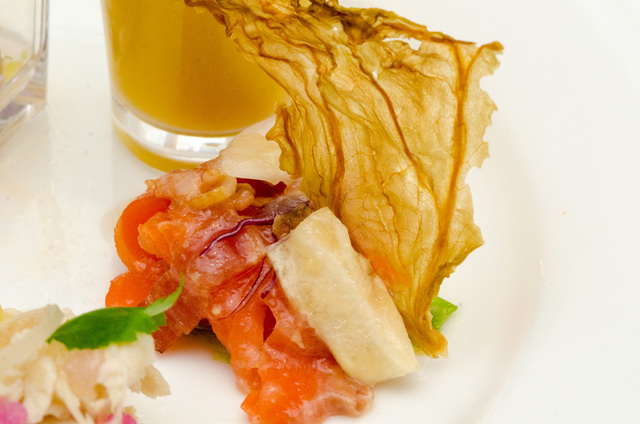 「シャーウッドガーデン・レストラン」ディナーブッフェ スモークサーモンとキャベツのサラダ｜東京ディズニーランドホテル 2016年「アナとエルサのフローズンファンタジー」