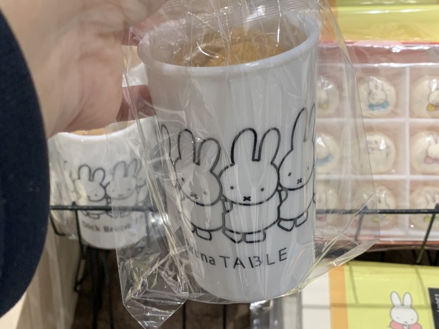 ミッフィーロゴクッキーの入ったガラスコップ