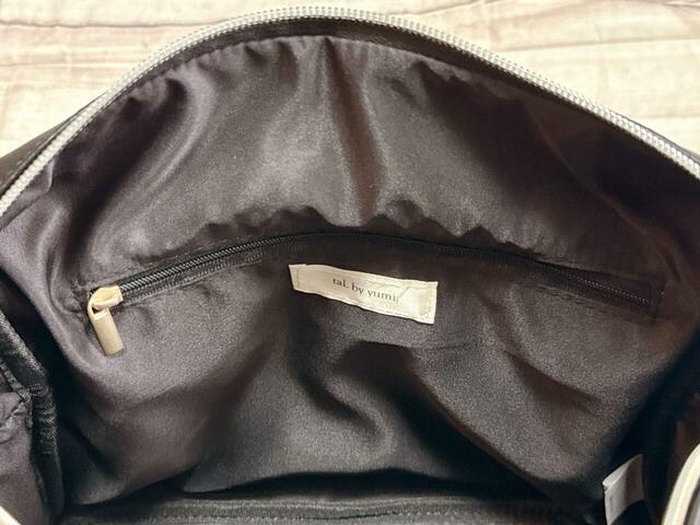 内側にはファスナーポケット付き。貴重品を入れるのにぴったり