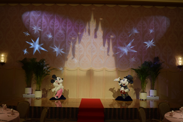 立食形式の広い宴会場。ディズニーアンバサダーホテルらしいオールドスタイルのミッキーとミニー