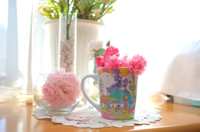 花瓶にもピッタリな、カラフルなデザイン。