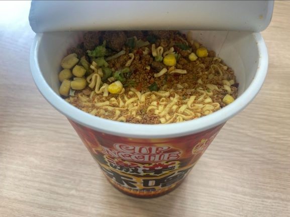 【日清カップヌードル「激辛味噌 ビッグ」】かやくは豚ミンチ、キャベツ、赤唐辛子、コーン、ねぎ