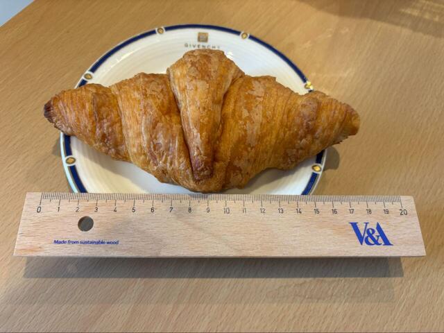 【コストコ バタークロワッサン】定規を当ててみると、約18cm!改めてコストコサイズのスケール感を実感しました♪