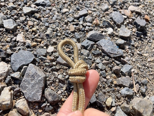 【ワークマン レジストスクエアタープ】ロープの先っぽに輪っかを作るように結び、各ポールにロープを2本ずつ取り付けていきます