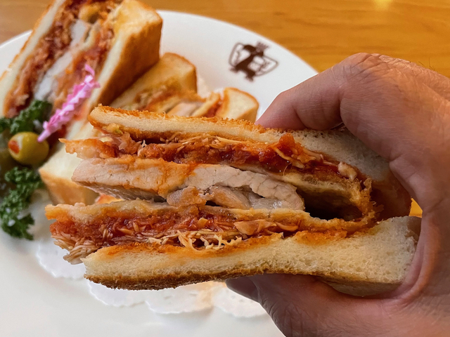 【ランチョン】こんなに分厚いパンを使ったカツサンドは見たことがない。喰わずに死ねるか