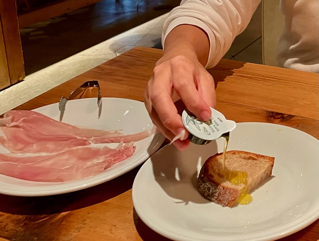 【モアザン タパス ラウンジ】「カンパーニュにオリーブオイルをかけます。ちょっと多めでもいいかも」（山口さん）