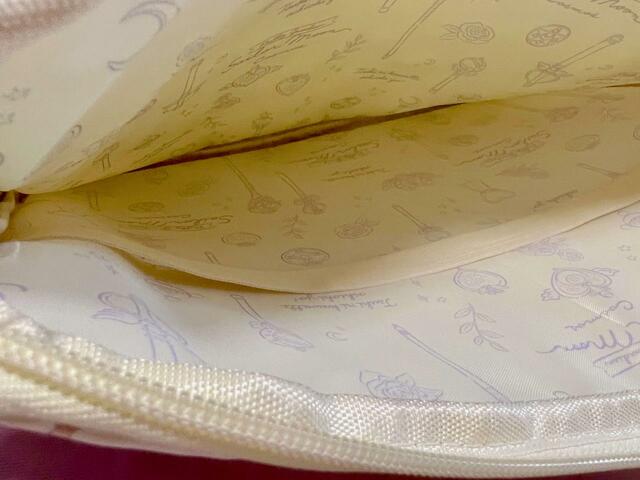 【3COINS×セーラームーン】内側もかわいい総柄になっており、凝っています！